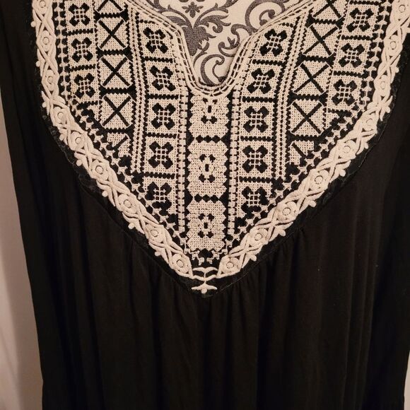 Beautiful embroidered black women's XXL tunic dress top - Picture 4 of 7